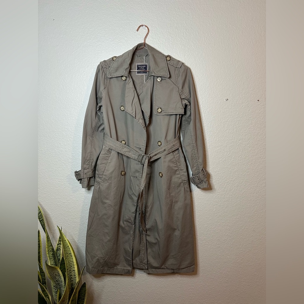 Green Trench Coat with Belted Waist and Mid-Length Cut